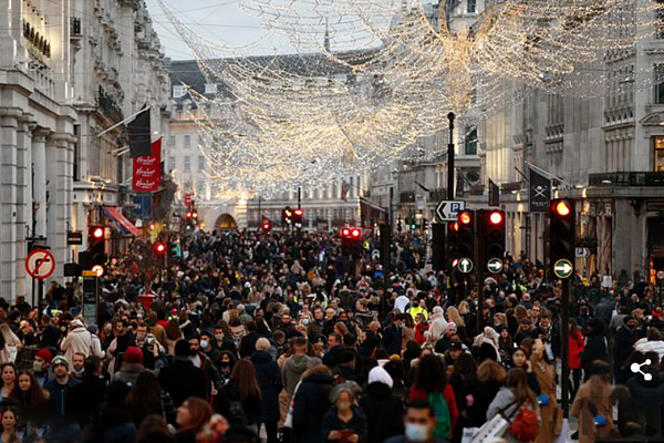 Wear face masks while out Christmas shopping on crowded streets could slow the spread of Covid Wear face masks while out Christmas shopping on crowded streets could slow the spread of Covid