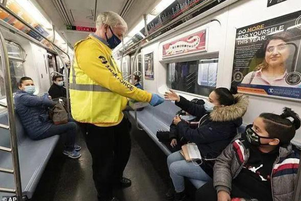 People are repeatedly reminded to wear masks under normal pandemic People are repeatedly reminded to wear masks under normal pandemic